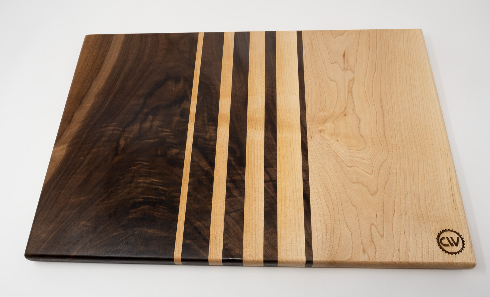 “Planche à découper noyer noir et érable dur 12,5x17 — WoodNutt”
“Détail grain noyer & érable — finition naturelle food-safe”