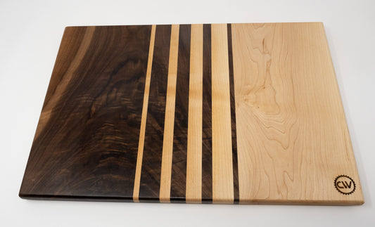 “Planche à découper noyer noir et érable dur 12,5x17 — WoodNutt”
“Détail grain noyer & érable — finition naturelle food-safe”