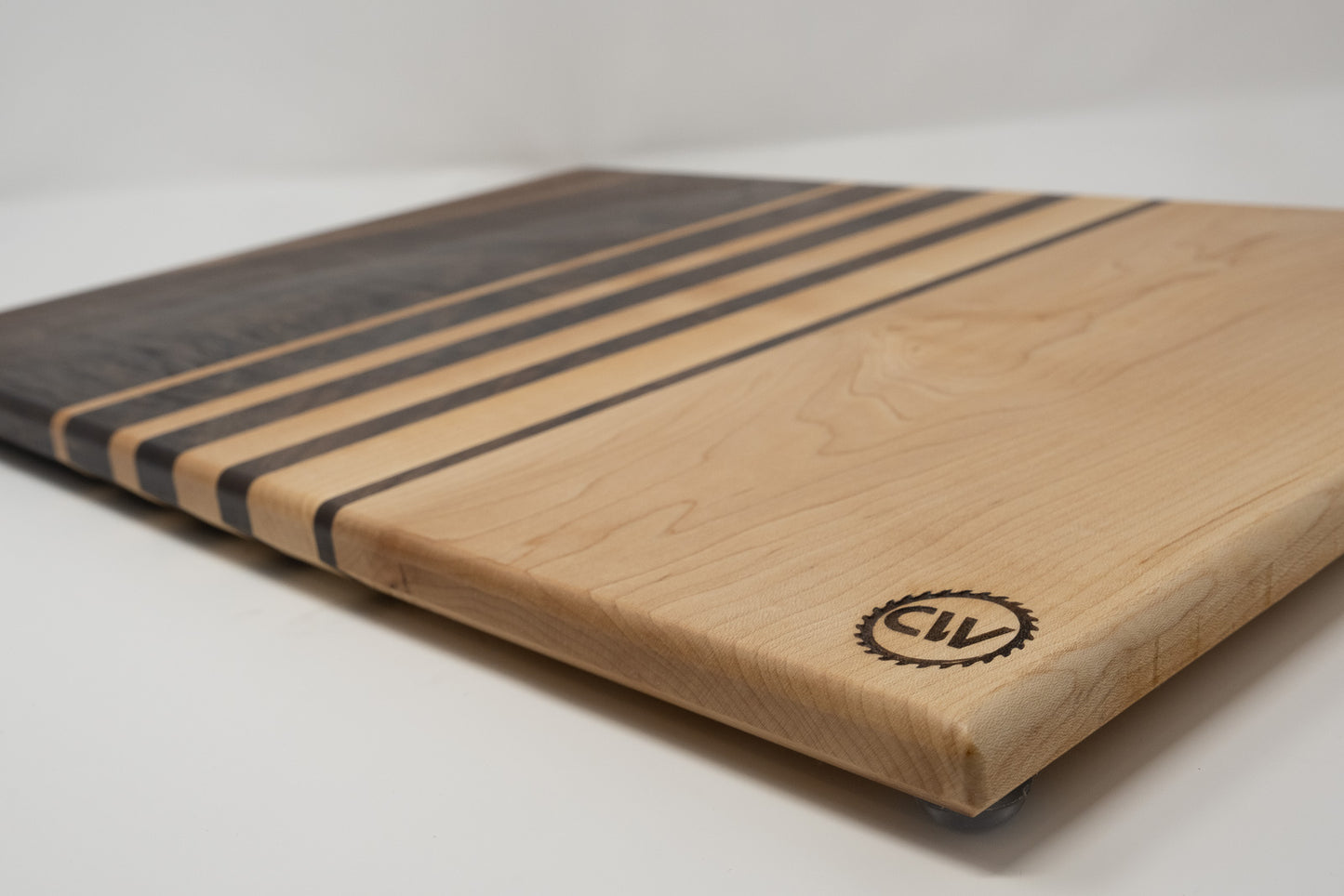 “Planche à découper noyer noir et érable dur 12,5x17 — WoodNutt”
“Détail grain noyer & érable — finition naturelle food-safe”