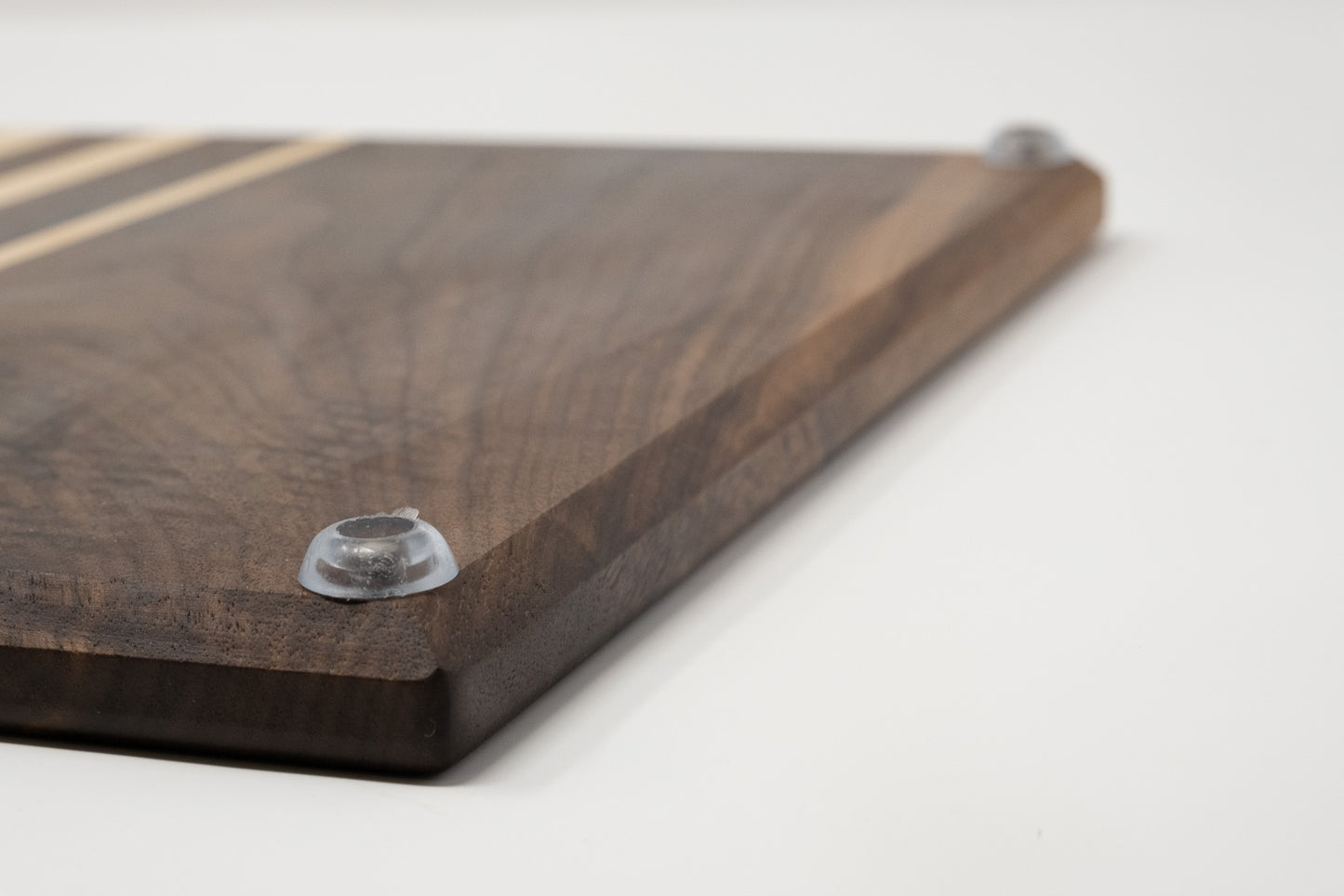 “Planche à découper noyer noir et érable dur 12,5x17 — WoodNutt”
“Détail grain noyer & érable — finition naturelle food-safe”