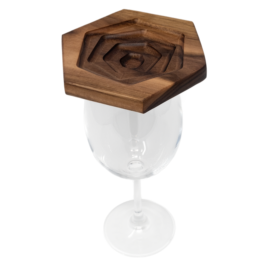 “Planchette apéro hexagonale en noyer noir — porte-verre WoodNutt”
“Planchette apéro hexagonale en érable — finition naturelle food-safe”