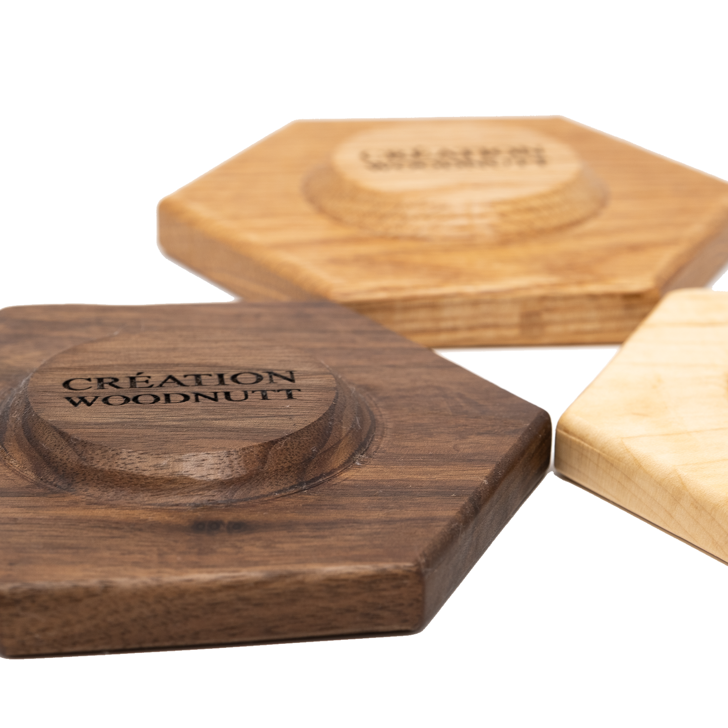 “Planchette apéro hexagonale en noyer noir — porte-verre WoodNutt”
“Planchette apéro hexagonale en érable — finition naturelle food-safe”